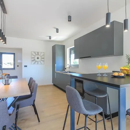 Prázdninový dům Mit Privatpool Fuer 8 Personen Ca 180 Qm In Loborika, Istrien Suedkueste Von Istrien *